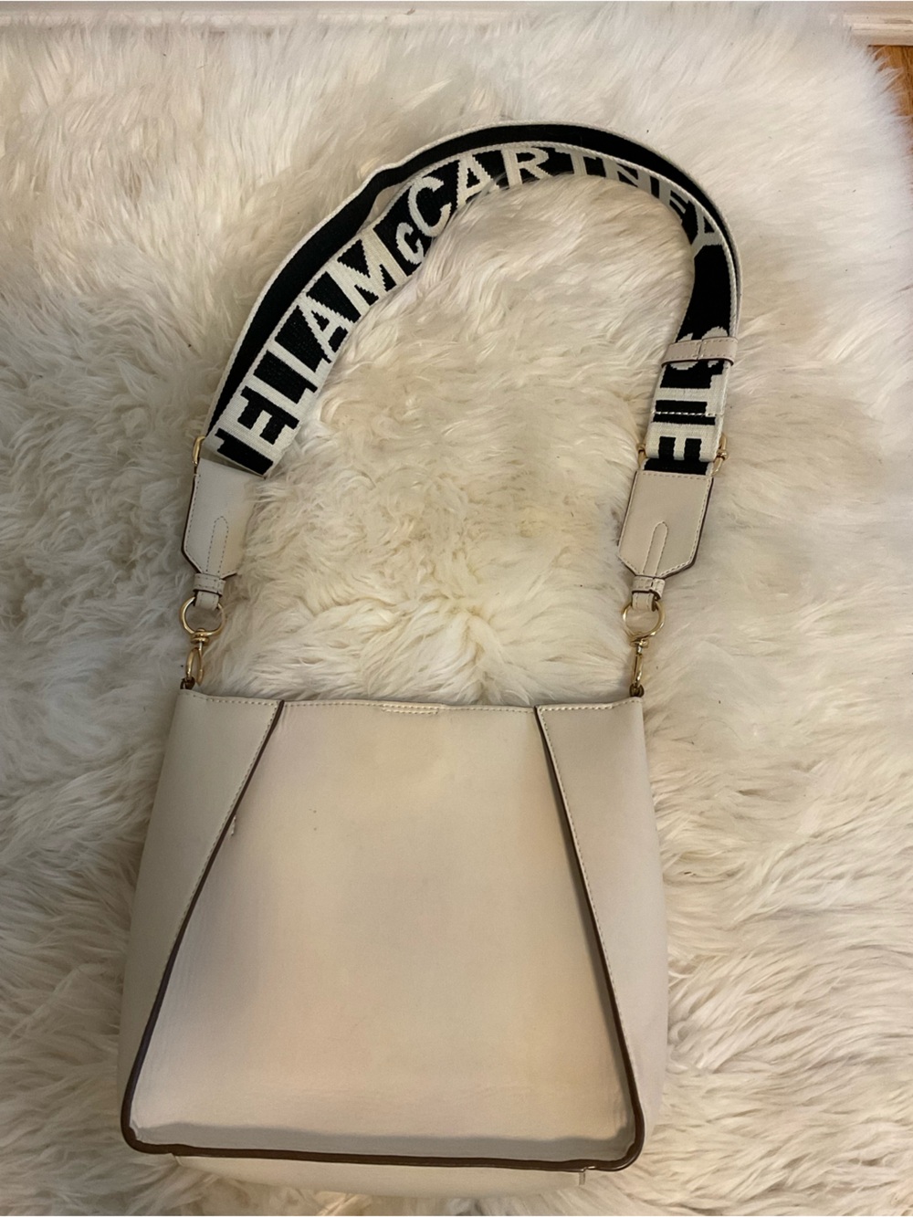 Stella McCartney’ Cream Bucket Crossbody with Iconic Strap. Includes Dust bag. - Picture 4 of 4